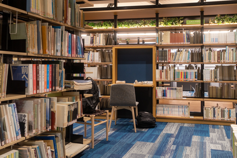 広島市立中央図書館-図書椅子