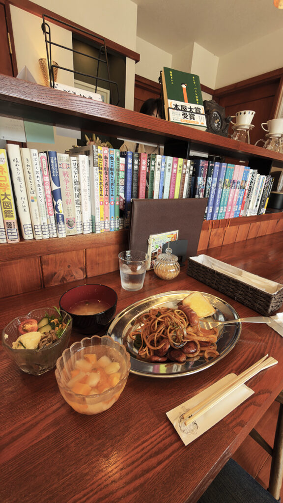 猫とつばめのナポリタンランチ